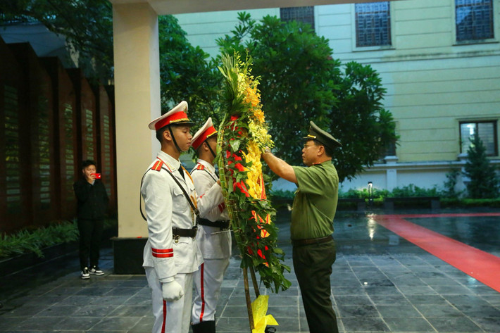 Đoàn đại biểu Công an thành phố Hà Nội dâng hoa tại Đài tưởng niệm anh hùng liệt sĩ Công an Thủ đô Công an thành phố Hà Nội dâng hương tưởng nhớ, tri ân các Anh hùng liệt sỹ -0