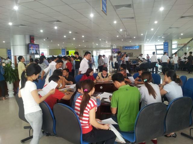 Người lao động tìm kiếm cơ hội việc làm tại các trung tâm giới thiệu việc làm Nguồn: ITN Người lao động tìm kiếm cơ hội việc làm tại các trung tâm giới thiệu việc làm Nguồn: ITN