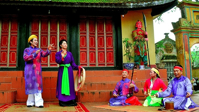 Giữ tinh hoa nghệ thuật chèo trong đời sống đương đại ảnh 1 Một buổi biểu diễn của chiếng chèo Khuốc (Thái Bình). Ảnh: Mai Tú