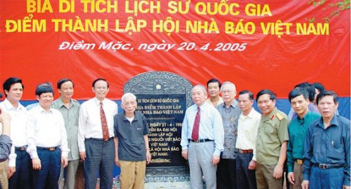 Các nhà báo lão thành Hoàng Tùng, Hồng Hà, Phan Quang, Nguyễn Hồng Vinh bên Bia di tích thành lập Hội Nhà báo Việt Nam Các nhà báo lão thành Hoàng Tùng, Hồng Hà, Phan Quang, Nguyễn Hồng Vinh bên Bia di tích thành lập Hội Nhà báo Việt Nam
