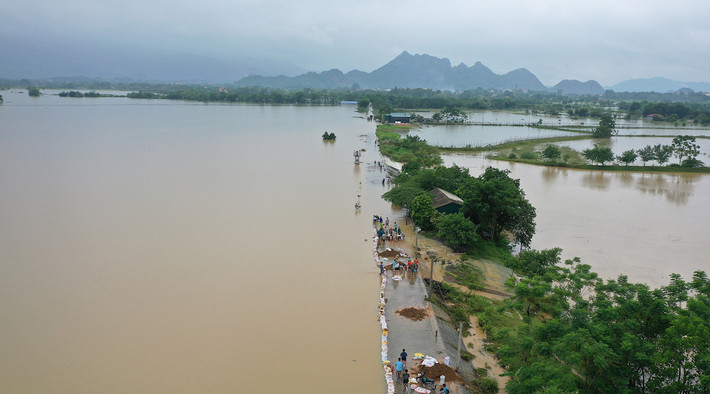 Hàng trăm người dân ở xã Nam Phương Tiến và Hoàng Văn Thụ, huyện Chương Mỹ, Hà Nội tập trung tại đê Bùi 2 để đắp đê, chống ngập Các địa phương chủ động ứng phó với mưa lũ -0