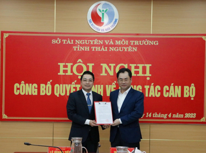 Chủ tịch UBND tỉnh Thái Nguyên Trịnh Việt Hùng trao Quyết định cho tân Phó Giám đốc Sở Tài nguyên và Môi trường Lê Quang Minh Thái Nguyên: Ông Lê Quang Minh được bổ nhiệm giữ chức Phó Giám đốc Sở Tài nguyên và Môi trường -0