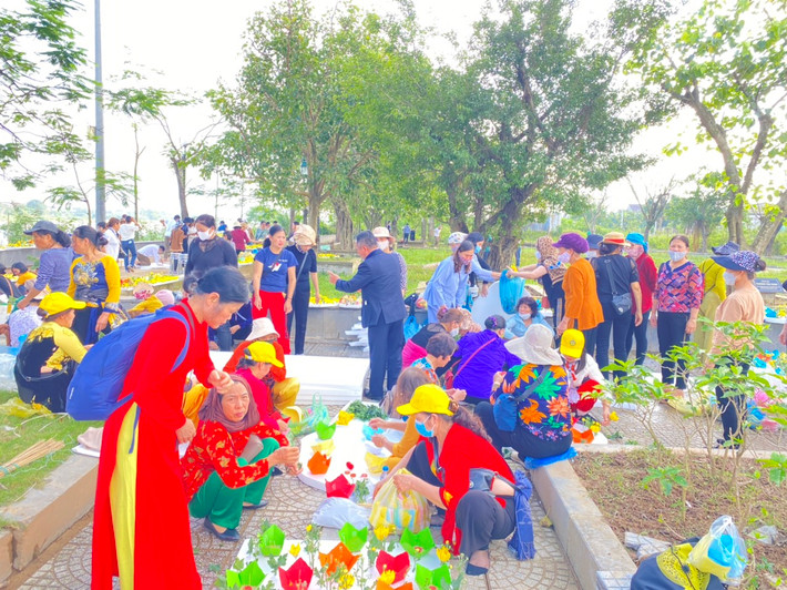 Các phật tử cắm hoa, kết hoa đăng để thả tri ân trên sông Hoàn tất công tác chuẩn bị cho Đại lễ cầu siêu, tri ân bên sông Thạch Hãn -1