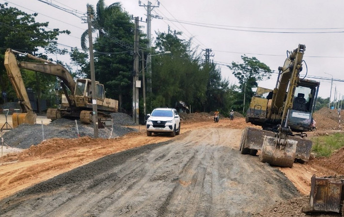 Việc thi công dự án ĐT608 đang dang dở bởi vướng mặt bằng khiến nguồn vốn vay có nguy cơ bị thu hồi Chủ đầu tư đòi “thu hồi” 8,6 tỷ, liên danh nhà thầu phản đối -0