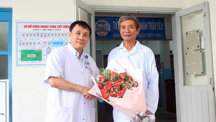 Lãnh đạo Bệnh viện Trung ương Huế chúc mừng bệnh nhân Bệnh viện Trung ương Huế: Hy hữu cứu sống bệnh nhân bị biến chứng nguy hiểm khi tán sỏi -0