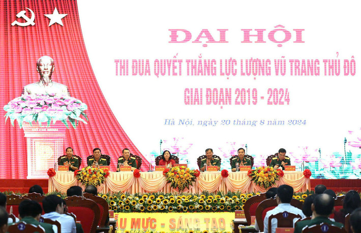 Đoàn Chủ tịch Đại hội. Ảnh: V.T Bí thư Thành ủy Bùi Thị Minh Hoài dự Đại hội Thi đua Quyết thắng lực lượng vũ trang Thủ đô -0