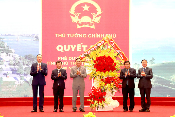 Phó Thủ tướng Chính phủ Trần Hồng Hà, Bộ trưởng Bộ Kế hoạch và Đầu tư Nguyễn Chí Dũng tặng hoa chúc mừng Đảng bộ, chính quyền, Nhân dân các dân tộc tỉnh Phú Thọ Xây dựng Phú Thọ trở thành nơi đáng sống, đáng đến, an toàn và thịnh vượng -0