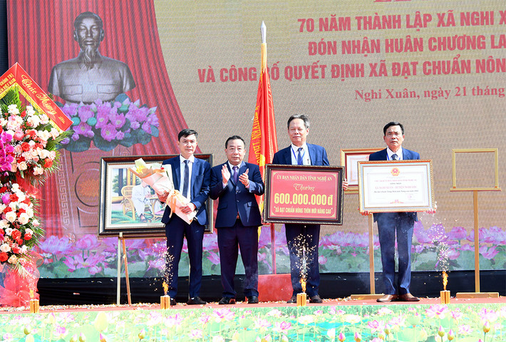 Chủ tịch Quốc hội Vương Đình Huệ dự Lễ đón nhận Huân chương Lao động hạng Ba của xã Nghi Xuân, Nghệ An ảnh 9 Chủ tịch Quốc hội Vương Đình Huệ dự Lễ đón nhận Huân chương Lao động hạng Ba của xã Nghi Xuân, Nghệ An -0