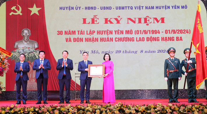 Phó Chủ tịch Quốc hội Nguyễn Thị Thanh trao Huân chương Lao động hạng Ba cho Đảng bộ, chính quyền và Nhân dân huyên Yên Mô Phó Chủ tịch Quốc hội Nguyễn Thị Thanh dự Lễ kỷ niệm 30 năm tái lập huyện Yên Mô và đón nhận Huân chương Lao động hạng Ba -0