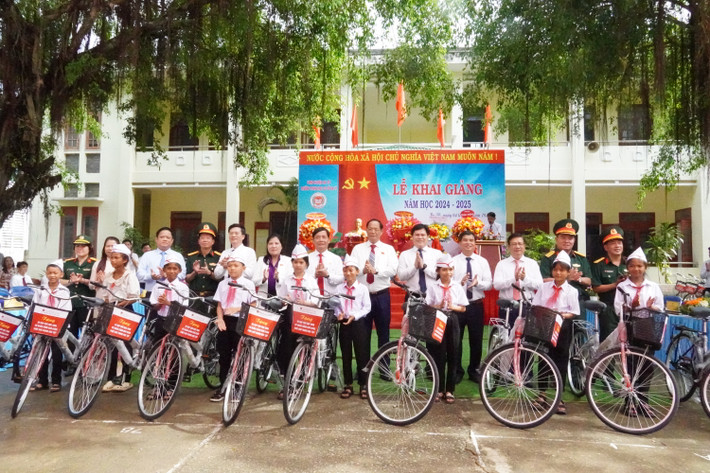 Ngân hàng Agribank tỉnh Quảng Ngãi trao tặng 50 xe đạp cho các học sinh nghèo vượt khó tại Trường THCS Ba Vì Trao tặng 50 xe đạp cho các học sinh nghèo vượt khó tại Trường THCS Ba Vì