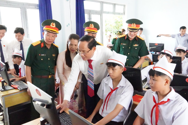 Phó Chủ tịch Quốc hội, Thượng tướng Trần Quang Phương theo dõi các học sinh làm quen với bộ máy tính mới Phó Chủ tịch Quốc hội, Thượng tướng Trần Quang Phương cùng các học sinh làm quen với bộ máy tính mới
