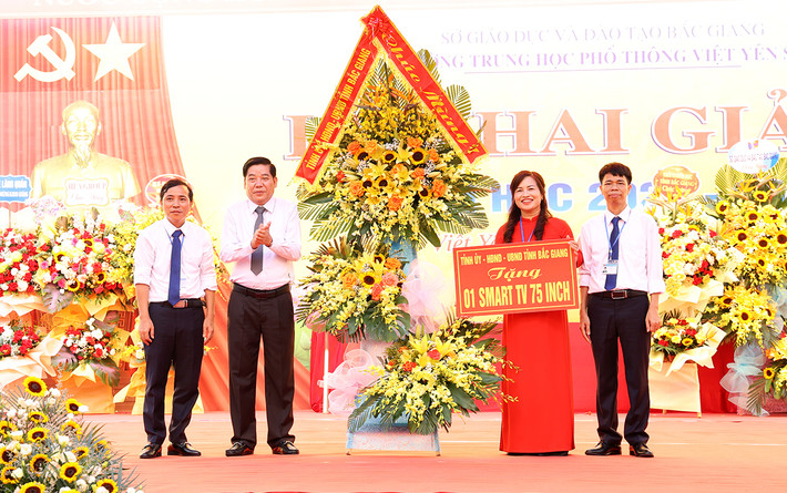 Bí thư Tỉnh ủy Bắc Giang Nguyễn Văn Gấu tặng hoa và quà chúc mừng Trường THPT Việt Yên số 1. Ảnh: ITN Bí thư Tỉnh ủy Nguyễn Văn Gấu dự khai giảng năm học mới tại Trường THPT Việt Yên số 1 -0