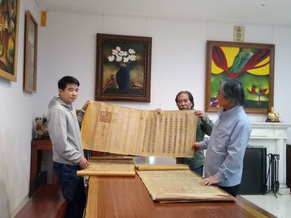Nhóm nhân sĩ Hà Đông với các đạo sắc phong quý giá được tìm thấy Bảo vệ đạo sắc phong: Trách nhiệm, và văn hóa ứng xử đẹp -0