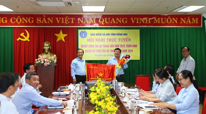 Quyết tâm hoàn thành xuất sắc nhiệm vụ năm 2024 ảnh 1 Trao Cờ thi đua của BHXH Việt Nam cho BHXH huyện Vĩnh Cửu. Nguồn: BHXH tỉnh Đồng Nai