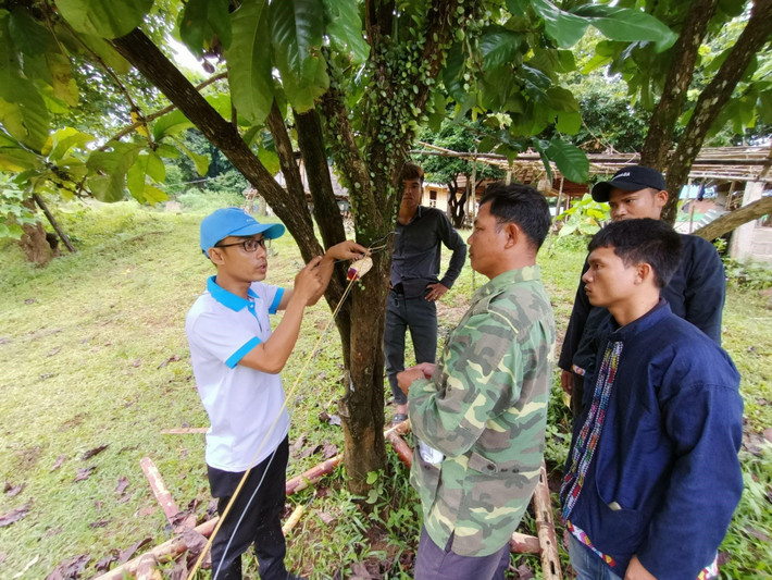Giảng viên hướng dẫn cách tạo điểm kết nối lửa và tạo hiệu ứng ánh sáng Nâng cao năng lực làm du lịch sinh thái cho cộng đồng dân tộc thiểu số -0