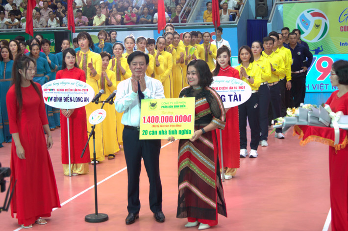 Ông Ngô Văn Đông, Tổng Giám đốc Công ty CP Phân bón Bình Điền đại diện Ban tổ chức trao tặng 1,4 tỷ đồng cho bà H’ Yim Kđoh, Phó Chủ tịch UBND tỉnh Đắk Lắk, Trưởng Ban tổ chức địa phương của Giải nhằm đóng góp vào quỹ xây 20 căn nhà tình nghĩa cho tỉnh Đắk Lắk. Ảnh: Ngọc Vân Cúp VTV9 - Bình Điền lần thứ 14: Lan tỏa niềm đam mê bóng chuyền -0