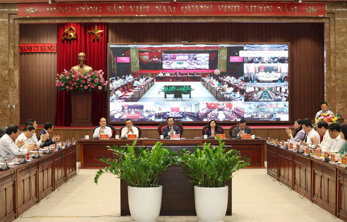 Nhiều “điểm sáng” qua gần 40 năm đổi mới ảnh 1 Thường trực Thành ủy Hà Nội chủ trì Hội nghị. Ảnh: VA