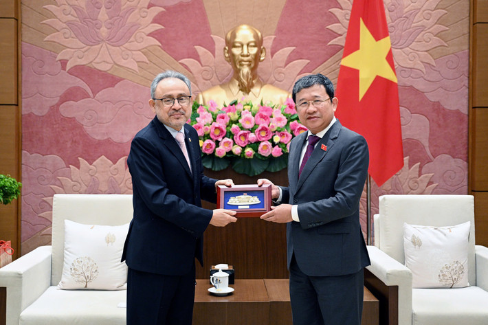 Chủ nhiệm Ủy ban Đối ngoại Vũ Hải Hà trao quà lưu niệm tặng Đại sứ El Salvador tại Việt Nam Rúben Omar Orozco Burgos Chủ nhiệm Ủy ban Đối ngoại Vũ Hải Hà trao quà lưu niệm