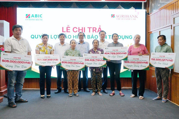 ABIC chi trả quyền lợi bảo hiểm Bảo an tín dụng cho 7 trường hợp ở huyện Giồng Trôm. Ảnh: Agribank Bảo hiểm Ngân hàng Nông nghiệp chi trả quyền lợi bảo hiểm Bảo an tín dụng tại huyện Giồng Trôm -0