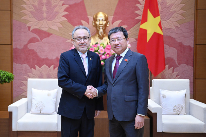 Chủ nhiệm Ủy ban Đối ngoại Vũ Hải Hà và Đại sứ El Salvador tại Việt Nam Rúben Omar Orozco Burgos Chủ nhiệm Ủy ban Đối ngoại Vũ Hải Hà và Đại sứ El Salvador tại Việt Nam Rúben Omar Orozco Burgos
