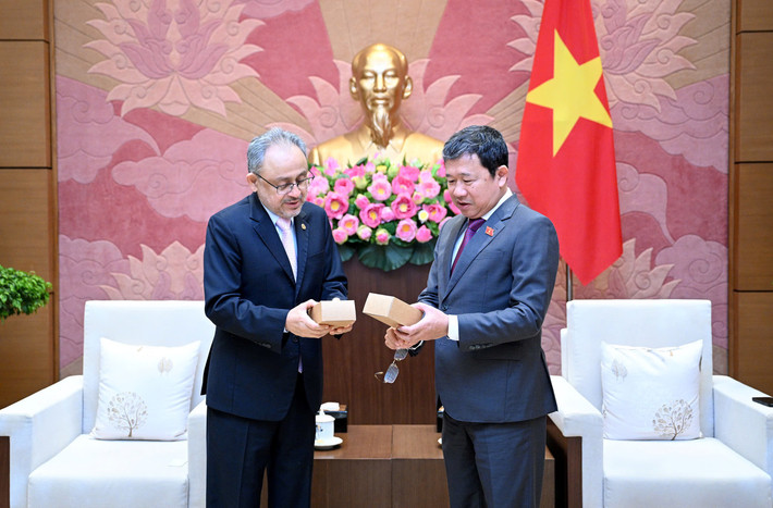 Đại sứ El Salvador tại Việt Nam Rúben Omar Orozco Burgos trao quà lưu niệm tặng Chủ nhiệm Ủy ban Đối ngoại Vũ Hải Hà Đại sứ El Salvador tại Việt Nam Rúben Omar Orozco Burgos trao quà lưu niệm tặng Chủ nhiệm Ủy ban Đối ngoại Vũ Hải Hà