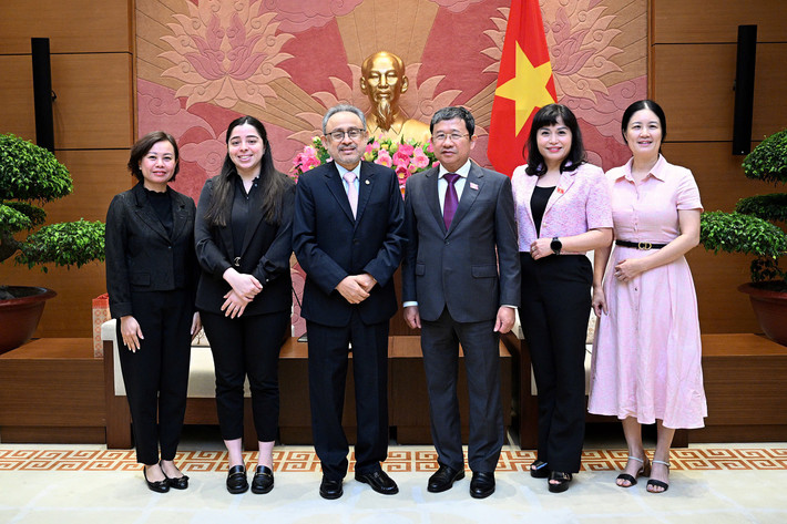 Chủ nhiệm Ủy ban Đối ngoại Vũ Hải Hà và Đại sứ El Salvador tại Việt Nam Rúben Omar Orozco Burgos cùng các đại biểu dự buổi tiếp Chủ nhiệm Ủy ban Đối ngoại Vũ Hải Hà và Đại sứ El Salvador tại Việt Nam Rúben Omar Orozco Burgos cùng các đại biểu dự buổi tiếp