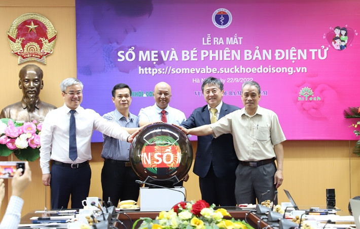 Thứ trưởng Bộ Y tế Nguyễn Trường Sơn cùng các đại biểu bấm nút ra mắt Sổ mẹ và bé phiên bản điện tử Ra mắt Sổ mẹ và bé phiên bản điện tử -0