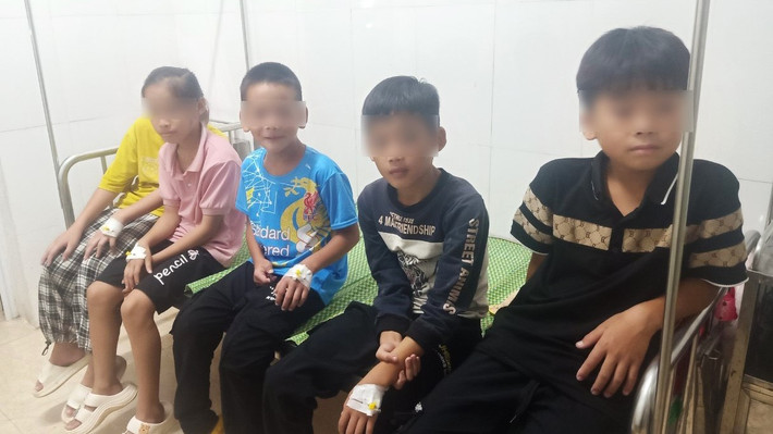 Các học sinh được Trung tâm y tế Hạ Lang tiếp nhận, khám sàng lọc phân loại 25 học sinh tiểu học vào viện sau khi ăn thạch và kẹo ngậm mua ở cổng trường -1