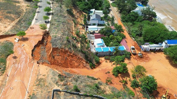 Khu vực lũ cát đỏ tràn xuống đường Huỳnh Thúc Kháng, phường Mũi Né, TP. Phan Thiết Bình Thuận: Lũ cát đỏ vùi lấp nhà, ô tô trên nhiều tuyến đường tại TP. Phan Thiết