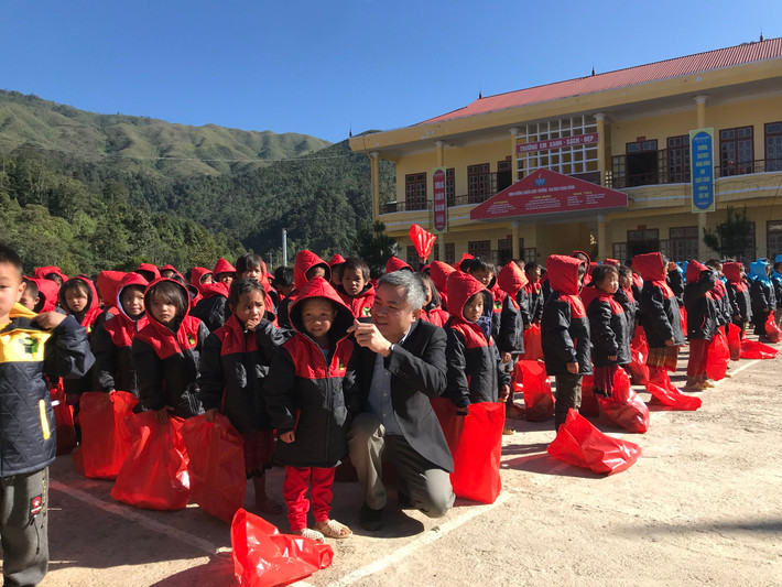 Trẻ em Háng Đồng – Sơn La với những chiếc áo ấm từ chương trình “Ươm mầm tri thức” Trẻ em Háng Đồng – Sơn La với những chiếc áo ấm từ chương trình “Ươm mầm tri thức”