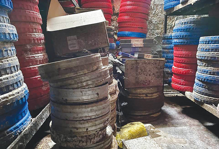 Những cuốn phim nhựa tại Hãng Phim truyện Việt Nam đang dần hư hại khi không được bảo quản tốt. Ảnh: ĐD Nguyễn Thanh Vân Những cuốn phim nhựa tại Hãng Phim truyện Việt Nam đang dần hư hại khi không được bảo quản tốt. Ảnh: ĐD Nguyễn Thanh Vân
