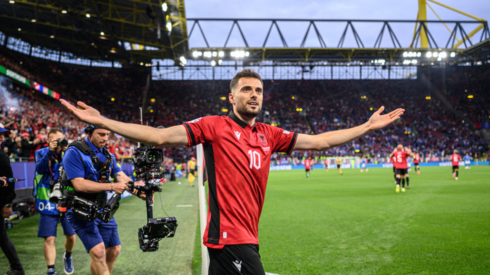 Nedim Bajrami ăn mừng "bàn thắng nhanh nhất" trong lịch sử các vòng chung kết EURO. Nguồn: www.beinsports.com Những bàn thắng nhanh nhất ở EURO -1