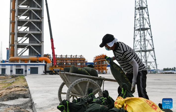 Một nhân viên di chuyển các bao cát phục vụ chống bão để đưa lên tháp phóng, một địa điểm phóng tàu vũ trụ thương mại ở Văn Xương, tỉnh Hải Nam. Ảnh: Tân Hoa Xã Trung Quốc kích hoạt mức phản ứng cao nhất trước siêu bão Yagi -0
