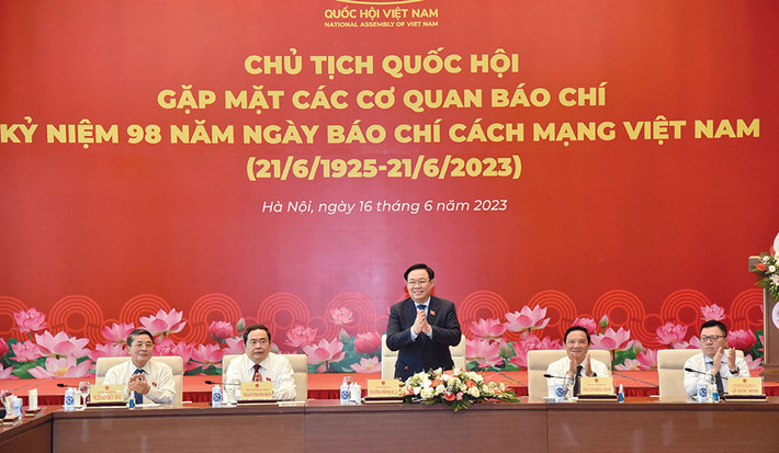 Chủ tịch Quốc hội Vương Đình Huệ phát biểu tại cuộc gặp mặt. Ảnh: Lâm Hiển Chủ tịch Quốc hội Vương Đình Huệ: Báo chí phải luôn là vũ khí sắc bén của Đảng, diễn đàn rộng lớn, mạnh mẽ của Nhân dân -0