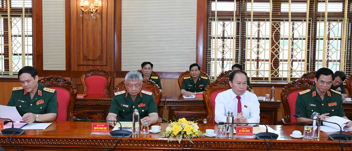 Các đại biểu dự cuộc làm việc. Ảnh: Lâm Hiển Chủ tịch Quốc hội Trần Thanh Mẫn thăm và làm việc tại Quân khu 3 -0