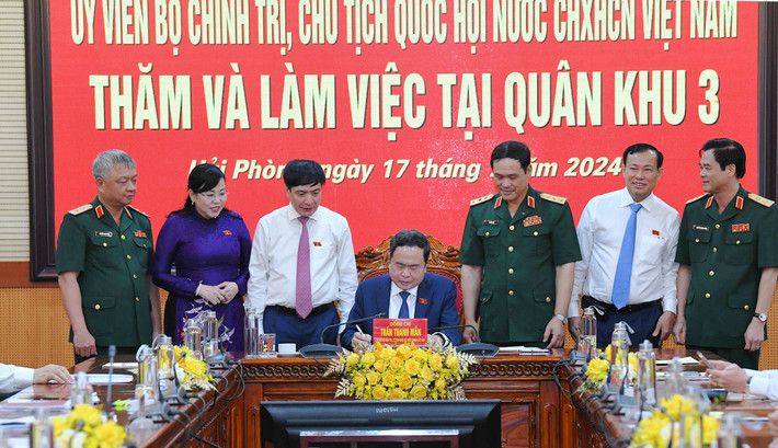 Chủ tịch Quốc hội Trần Thanh Mẫn viết sổ vàng truyền thống Quân khu 3. Ảnh: Lâm Hiển Chủ tịch Quốc hội Trần Thanh Mẫn thăm và làm việc tại Quân khu 3 -0