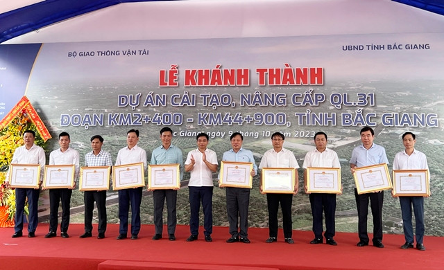 Bộ trưởng Bộ GTVT Nguyễn Văn Thắng trao Bằng khen cho các tập thể, cá nhân có thành tích xuất sắc trong thực hiện dự án Khánh thành dự án cải tạo, nâng cấp quốc lộ 31 qua tỉnh Bắc Giang -0