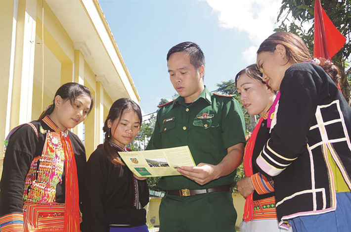 Cán bộ chiến sĩ Đồn Biên phòng Huổi Luông tuyên truyền đến Nhân dân về Luật Biên phòng Việt Nam. Nguồn: ITN Cán bộ chiến sĩ Đồn Biên phòng Huổi Luông tuyên truyền đến Nhân dân về Luật Biên phòng Việt Nam. Nguồn: ITN