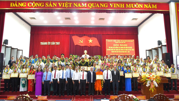 Hội nghị tôn vinh, biểu dương các gương điển hình tiêu biểu có nhiều đóng góp trong quá trình xây dựng và phát triển thành phố Cần Thơ giai đoạn 2004 – 2024