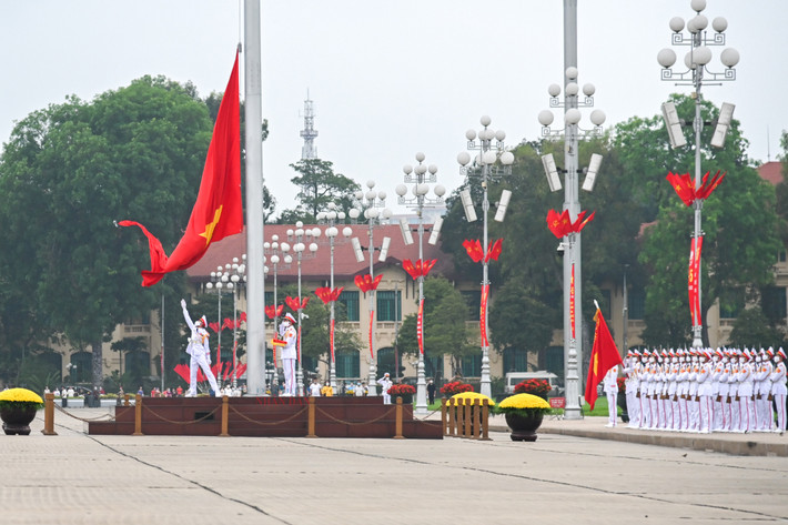Trang nghiêm lễ thượng cờ tại quảng trường Ba Đình nhân dịp 47 năm ngày thống nhất đất nước ảnh 19 Trang nghiêm lễ thượng cờ tại quảng trường Ba Đình nhân dịp 47 năm ngày thống nhất đất nước -0