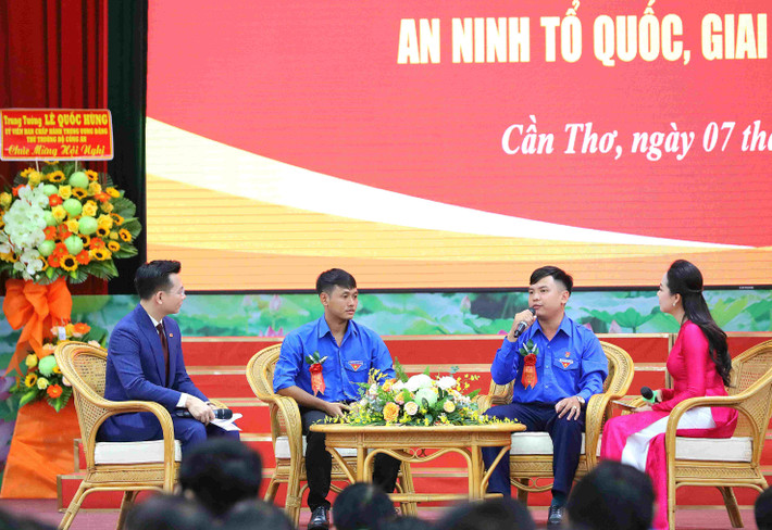 Giao lưu với những cá nhân có thành tích nổi bật từ phong trào Biểu dương cán bộ, đoàn viên, thanh niên tiêu biểu trong phong trào Toàn dân bảo vệ an ninh Tổ quốc -0