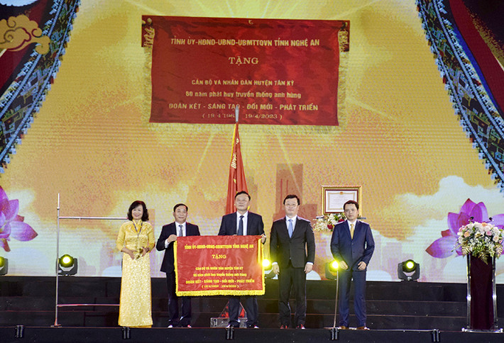 Nghệ An: Huyện Tân Kỳ kỷ niệm 60 năm thành lập và đón nhận Huân chương Lao động hạng Nhì ảnh 1 Nghệ An: Huyện Tân Kỳ long trọng kỷ niệm 60 năm thành lập và đón nhận Huân chương Lao động hạng Nhì -0