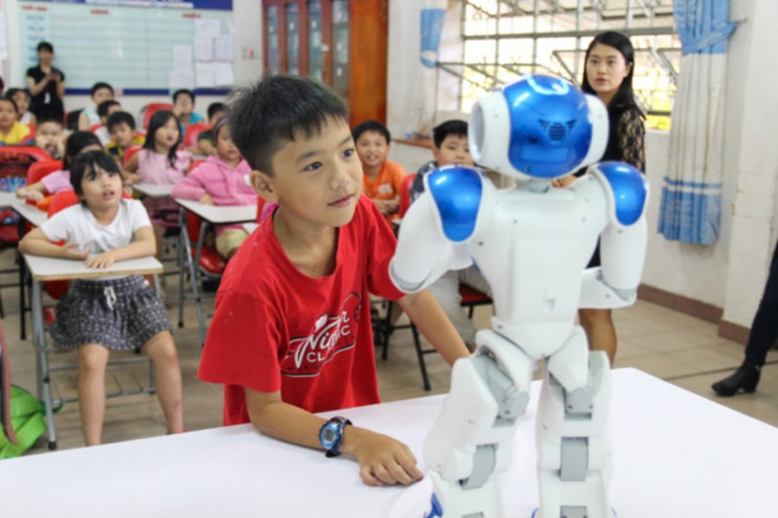 Không để phụ thuộc vào công cụ số ảnh 1 Học sinh Trường Tiểu học Tân Sơn Nhì (TP Hồ Chí Minh) trải nghiệm học tiếng Anh với robot.