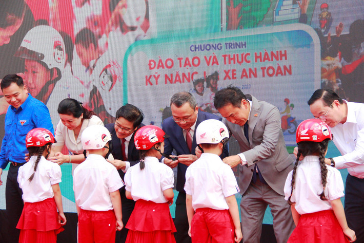 Trao tặng mũ bảo hiểm cho các em học sinh lớp 1, Trường Tiểu học Phú Đô, Hà Nội. Ảnh: Khánh Duy Trao tặng mũ bảo hiểm cho các em học sinh lớp 1, Trường Tiểu học Phú Đô, Hà Nội (ảnh Khánh Duy)