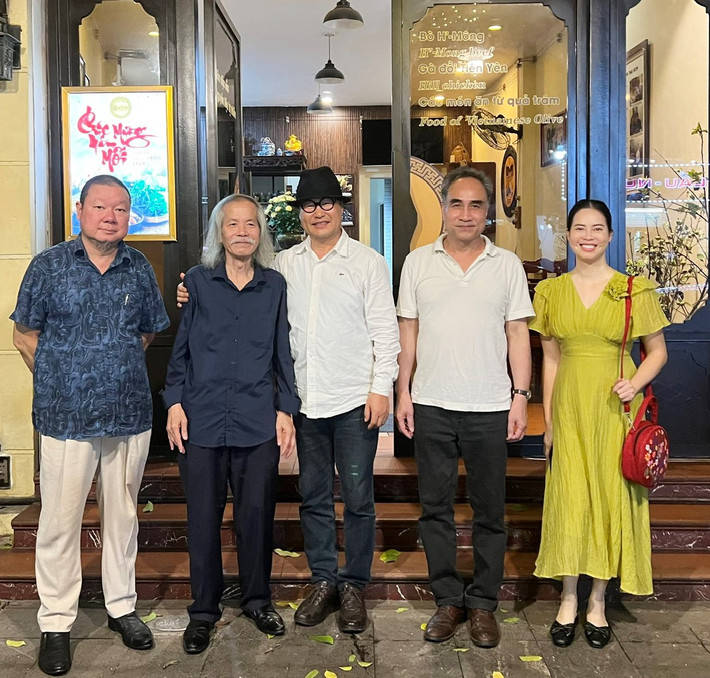 Chủ tịch Hội Mỹ thuật Việt Nam Lương Xuân Đoàn (thứ hai từ trái sang) tiếp họa sĩ Jakka Jang tại Hà Nội Họa sĩ Hàn Quốc Jakka Jang: Bậc thầy tả thực và cầu nối văn hóa Việt - Hàn -0