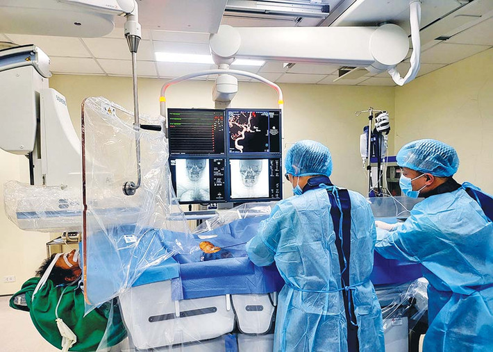 Nâng chất lượng tuyến y tế cơ sở ảnh 1 Bệnh viện Đa khoa tỉnh Hà Giang cấp cứu can thiệp thành công một ca bệnh vỡ phình động mạch não. Nguồn: ITN
