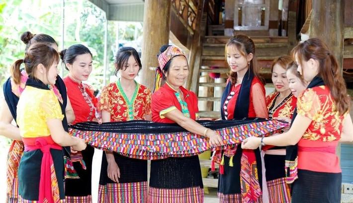 Bà con bản Bộng, xã Thành Sơn (Anh Sơn) học nghề dệt thổ cẩm truyền thống. Ảnh: Đình Tuyên Bảo tồn, phát huy giá trị văn hóa truyền thống của các dân tộc thiểu số (đăng ngày 6/10/2023) -0