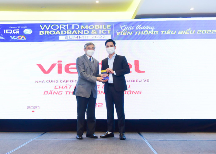 Ông Nguyễn Trọng Tính - Phó Tổng Giám đốc Tổng Công ty Viễn thông Viettel nhận giải thưởng "Nhà cung cấp dịch vụ viễn thông tiêu biểu về chất lượng dịch vụ băng thông rộng di động" Ông Nguyễn Trọng Tính - Phó Tổng Giám đốc Tổng Công ty Viễn thông Viettel nhận giải thưởng "Nhà cung cấp dịch vụ viễn thông tiêu biểu về chất lượng dịch vụ băng thông rộng di động"