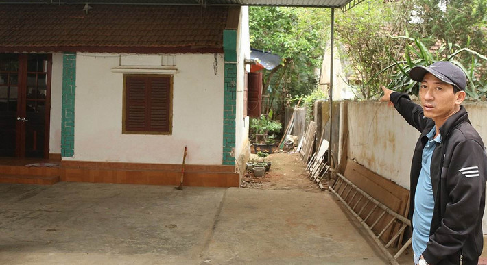 Một ngôi nhà của hộ dân nằm ngay ở "tim đường" nhưng nhiều năm qua vẫn chưa thể giải quyết vì vướng quy hoạch. Người dân sống mòn vì dự án làm đường hàng chục năm…“nằm trên giấy” -0