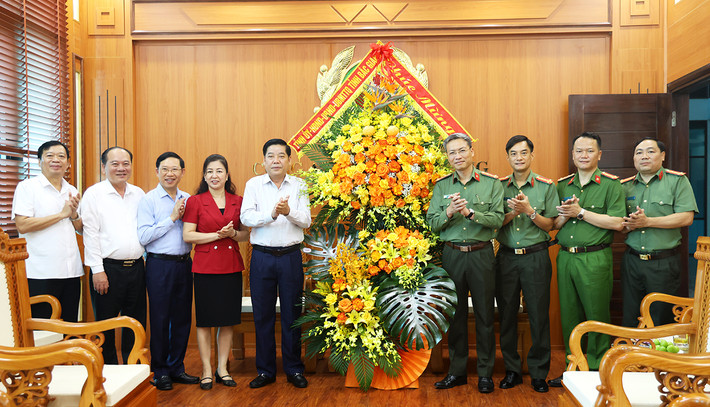 Bí thư Tỉnh ủy Nguyễn Văn Gấu và các đại biểu tặng hoa chúc mừng cán bộ, chiến sĩ lực lượng Công an tỉnh. Ảnh: ITN Bí thư Tỉnh ủy Nguyễn Văn Gấu thăm, chúc mừng cán bộ, chiến sĩ Công an tỉnh Bắc Giang nhân Ngày truyền thống lực lượng Công an Nhân dân -0